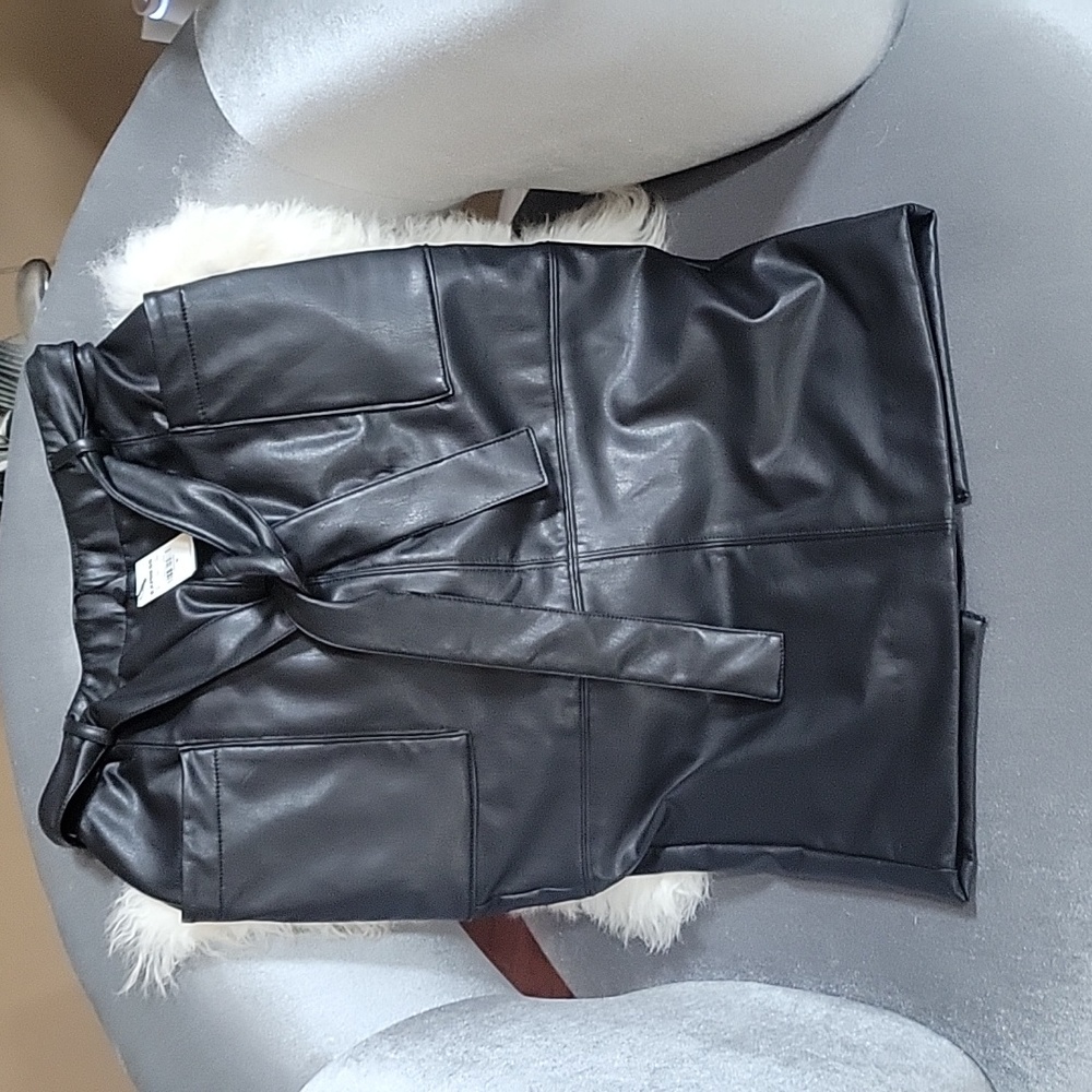 Express new w/tag  skirt faux leather sz 00 stretches well